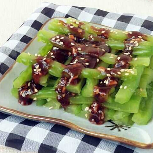 清香爽脆的芝麻拌苦瓜