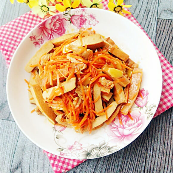 家常胡萝卜香干炒肉