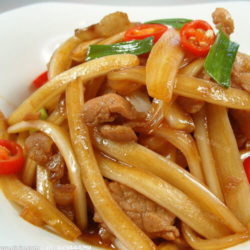 美味的肉块炒小白菜