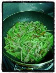 家常芹菜炒肉丝做法图解2)