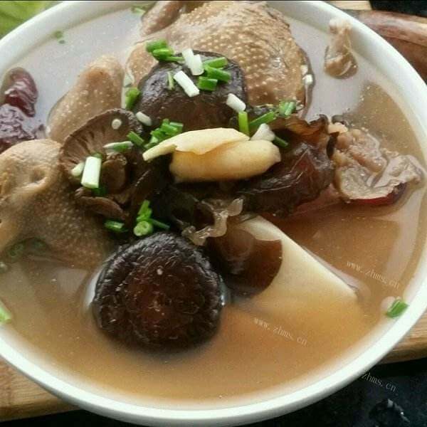 滋补的香菇木耳鸽子汤