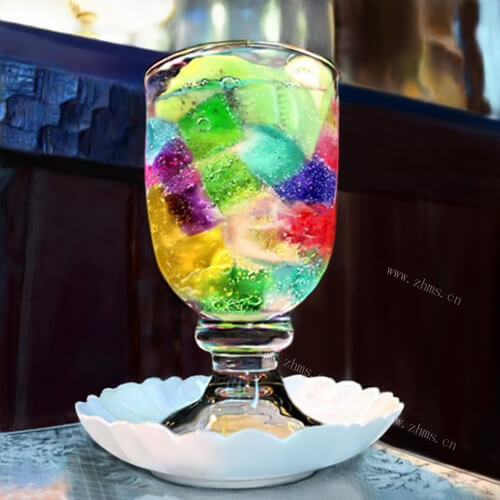晶莹剔透的炫彩冰杯