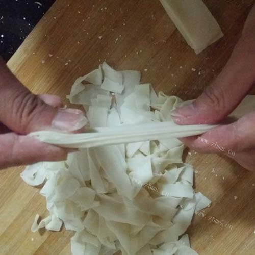 饺子皮油泼面做法图解4)