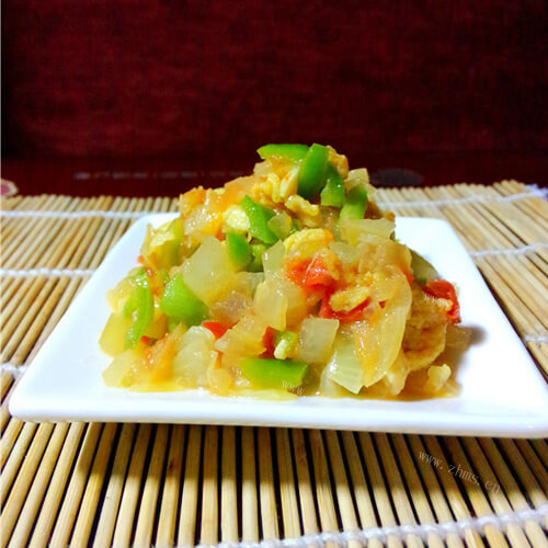 美味的鸡蛋杂蔬炒饵块