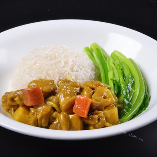 金黄色的印尼咖喱鸡肉饭