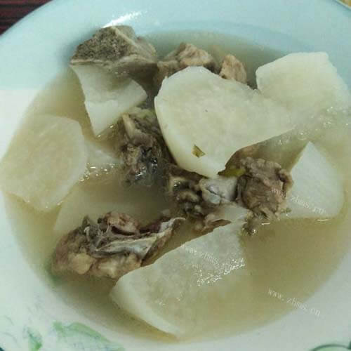 色香味俱全的萝卜排骨汤做法图解4)
