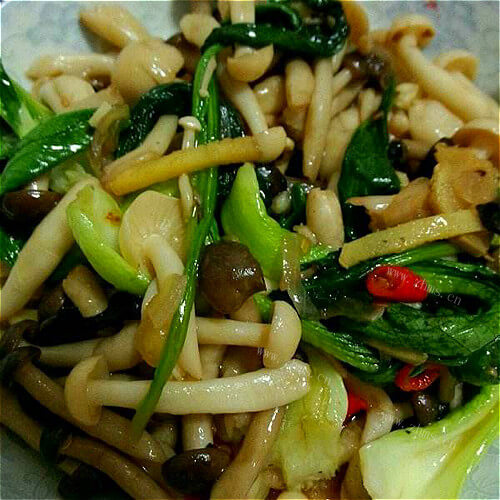 健康的油菜炒蟹味菇