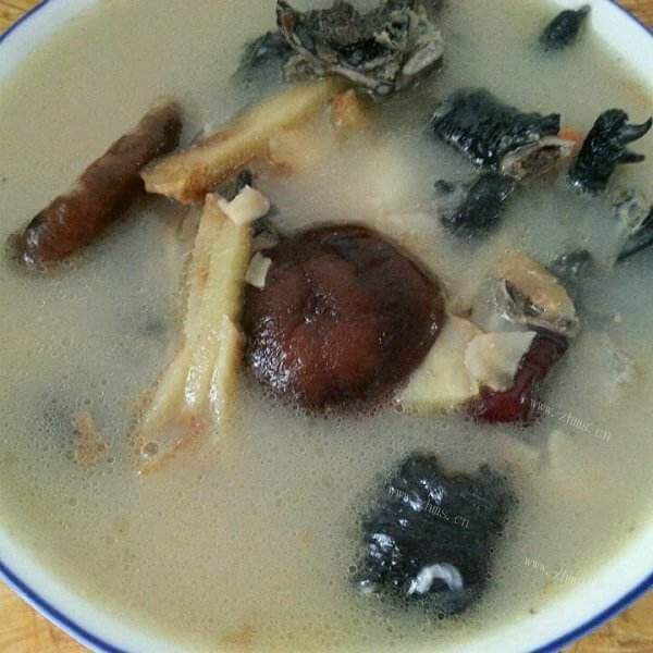 营养的西洋参炖乌鸡