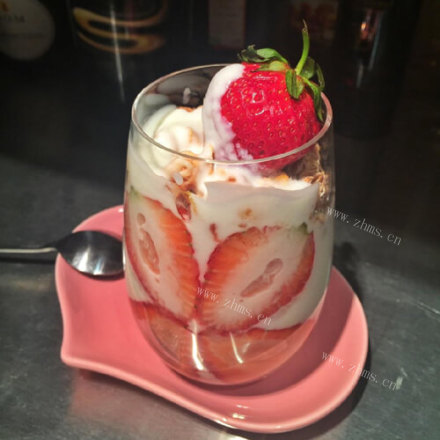 美味的草莓酸奶造型杯