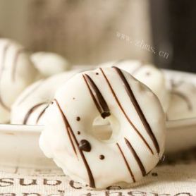 甜美黑白巧克力甜甜圈
