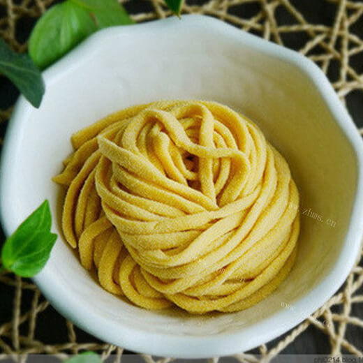 诱人酸汤煎茄子彩色手擀面