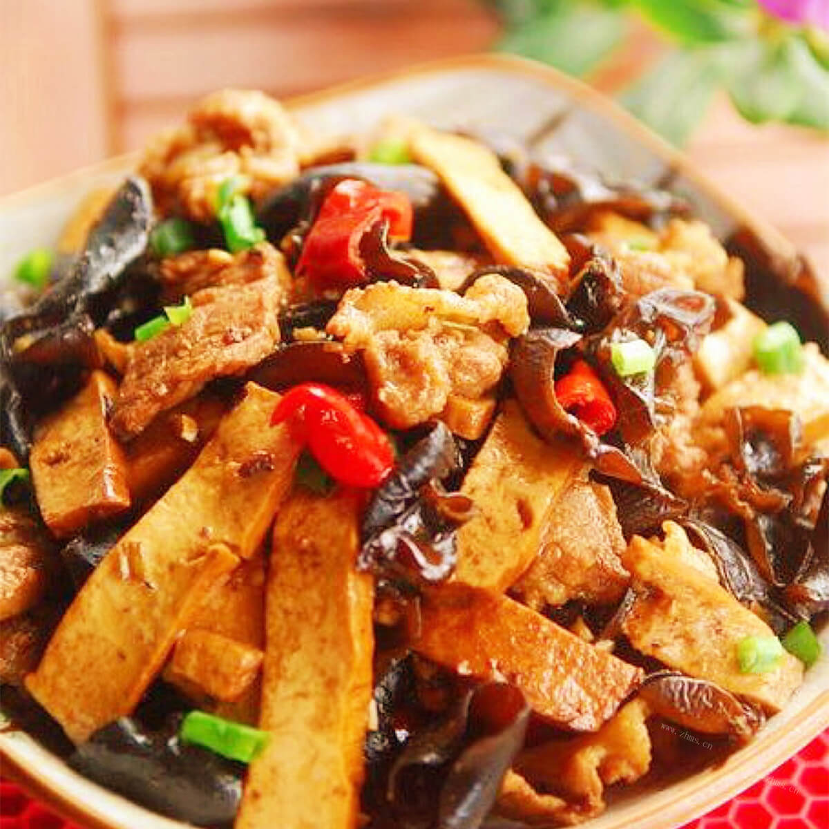 美味的胡萝卜香干炒肉