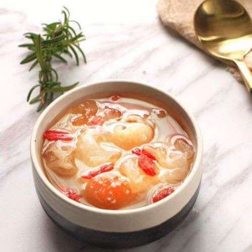 好喝的桃子枸杞银耳汤