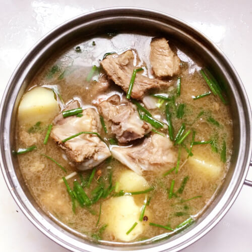美味的土豆炖排骨汤