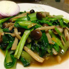 健康的油菜炒蟹味菇 
