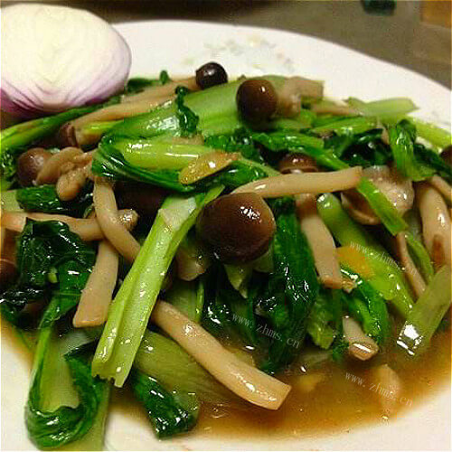 健康的油菜炒蟹味菇 