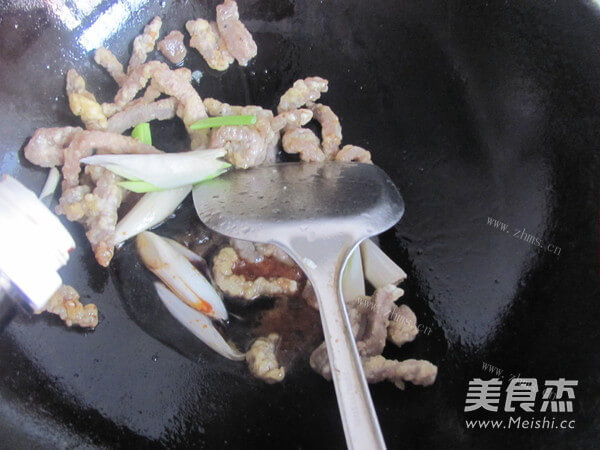 家常干炸肉炒木耳做法图解3)