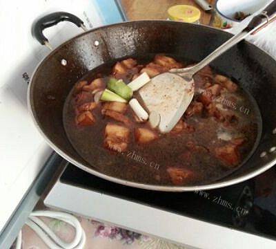 红烧肉炖土豆做法图解3)
