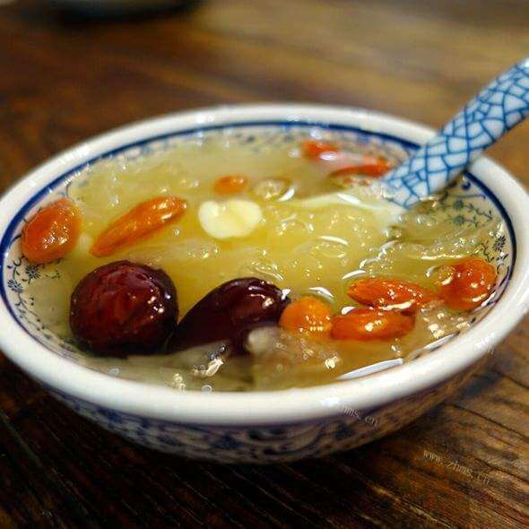 美味的雪耳莲子红枣羹