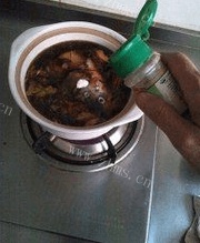 特色砂锅鱼头做法图解9)