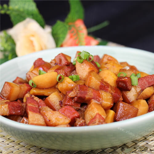 美食红烧肉配土豆