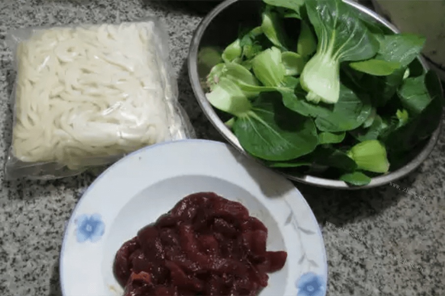 美味的青菜牛柳炒乌冬面做法图解1)