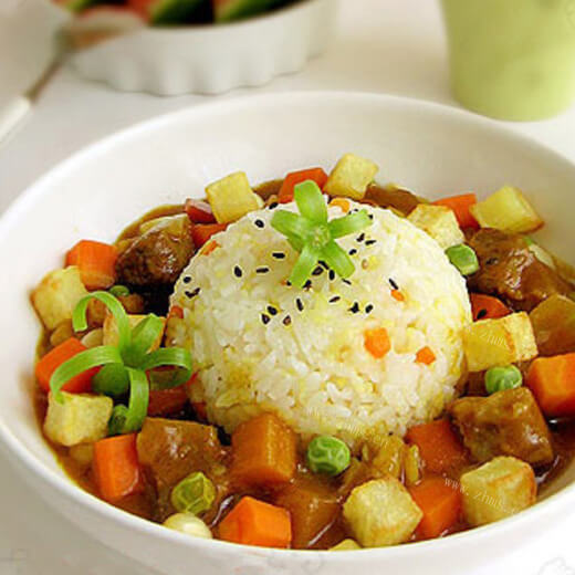 可爱的小黄人咖喱牛肉饭