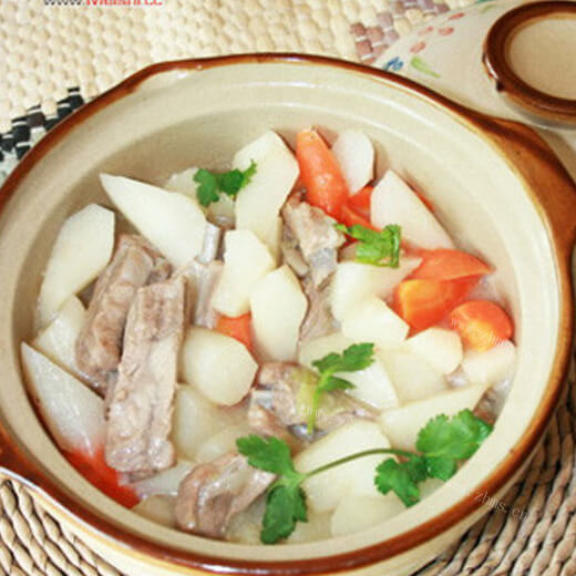 热腾腾的胡萝卜山药炖排骨