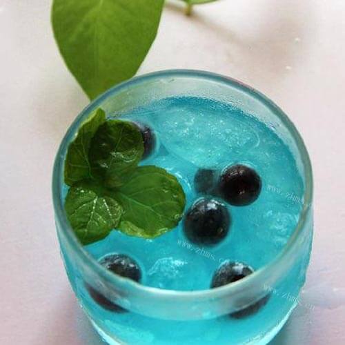 爽口的蓝莓鸡尾酒