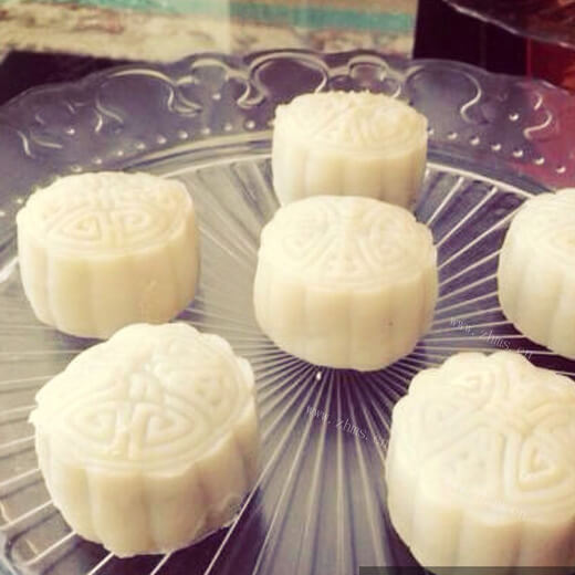 可口的桃子冰皮月饼