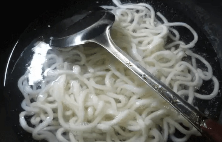 美味的青菜牛柳炒乌冬面做法图解2)