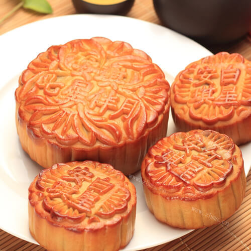 可口的豆沙馅月饼