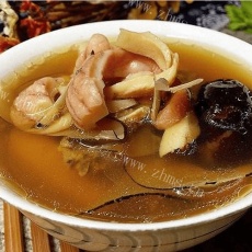 鲜香的海螺椰片煲鸡汤