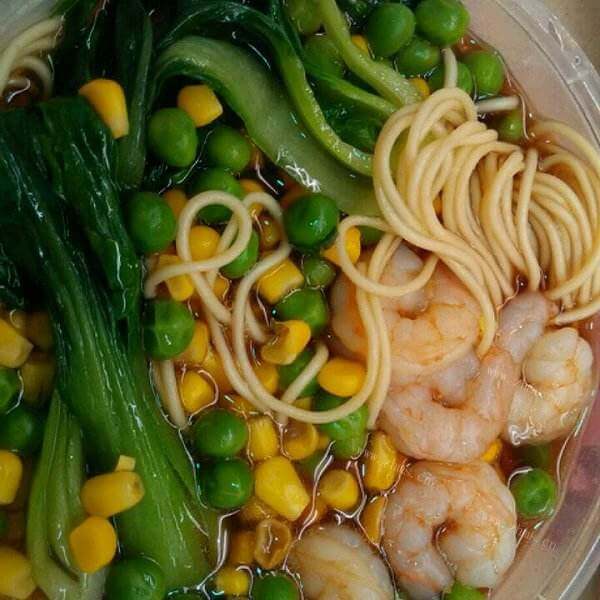 美味的葱油虾仁面原料