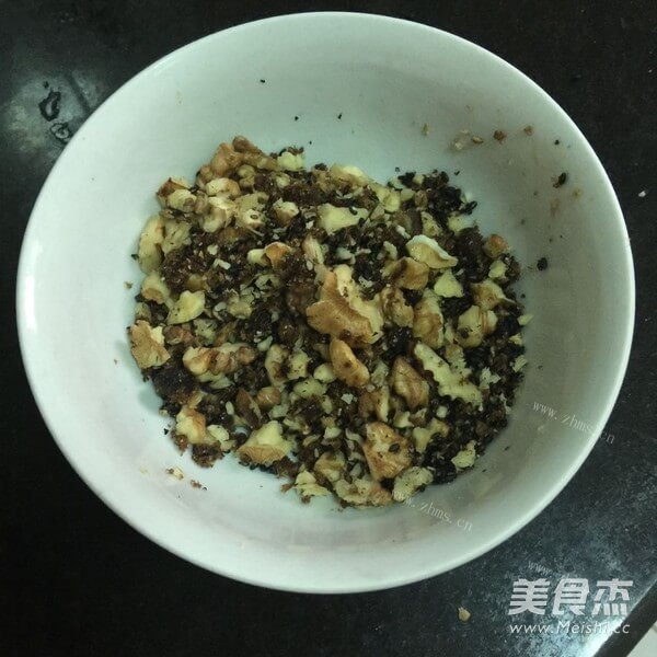 香甜黑芝麻核桃包做法图解2)
