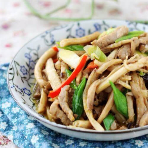美味的茶树菇炒肉