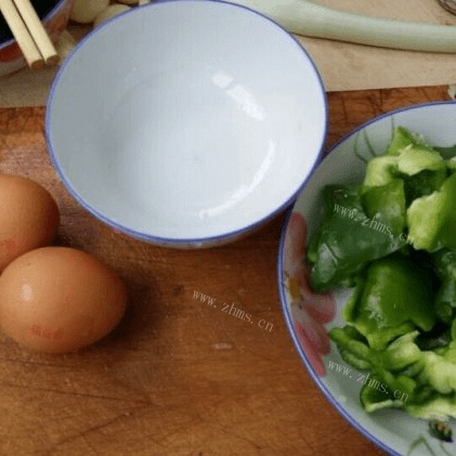 家常菜鸡蛋炒青椒做法图解2)