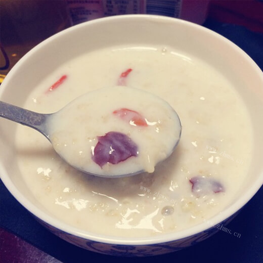 香甜的红枣牛奶燕麦粥