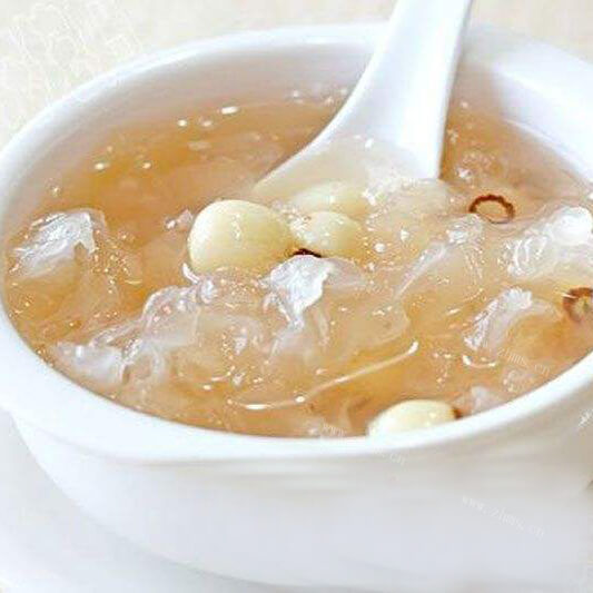 美容养颜的银耳莲子羹