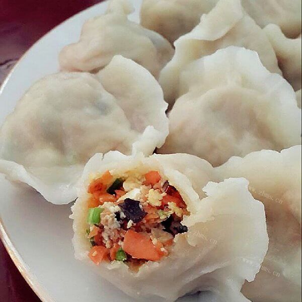 美味的胡萝卜木耳鸡蛋包子
