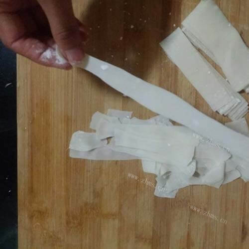 饺子皮油泼面做法图解3)