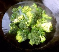 色味俱佳的金钱爆蹄筋做法图解1)