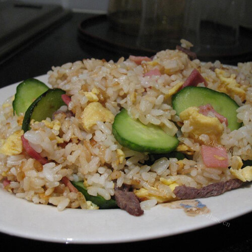 美味的肉丝杂蔬蛋炒饭