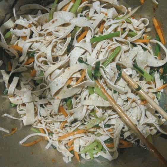 简单的凉拌豆皮做法图解5)