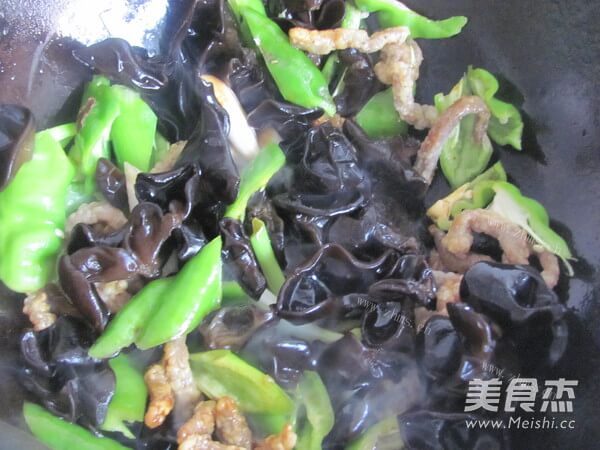 家常干炸肉炒木耳做法图解4)