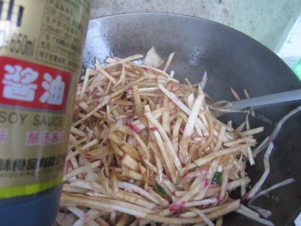 家常肉片炒萝卜丝做法图解7)