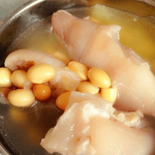 诱人的大豆炖猪蹄