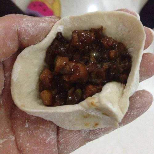 美味的酱肉包做法图解4)