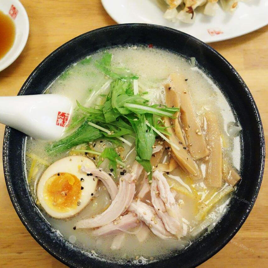 美味火腿豚骨拉面