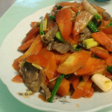 秀色可餐的胡萝卜炒香肠